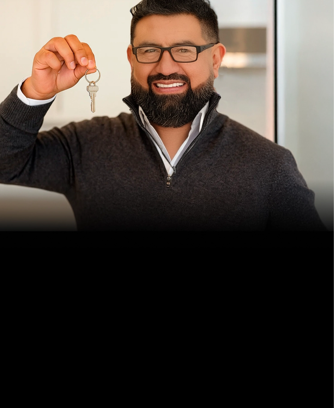 Eduardo Camargo sonriendo y mostrando las llaves de una nueva casa
